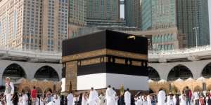 Arab Saudi Minta Jemaah Umroh Tak Bawa Uang Tunai dan Perhiasan