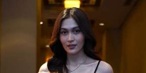 Potret Cantik Denira Wiraguna Pakai Seragam Petugas Pos, Bikin Salfok