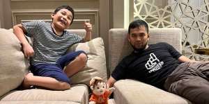 Kocak dan Penuh Drama, Momen Teuku Wisnu Bangunkan Sahur Putranya