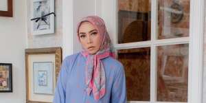 Makin Langsing, Begini Wajah Melly Goeslaw Tanpa Riasan Makeup yang Bikin Pangling