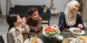 Anak Belajar Puasa, Pastikan di Menu Sahur Ada Sayur dan Buah