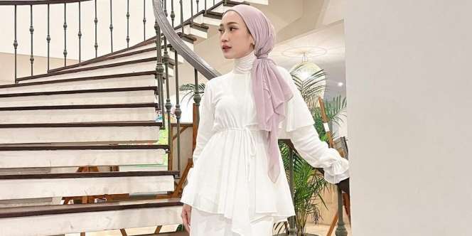 Turban dan Blus Putih, Ide Outfit Manis untuk Silahturahmi