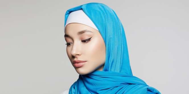 Cara Pakaikan Eyeliner di Wajah Orang Lain dalam 2 Langkah