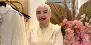 Bahan Plisket, Outfit Andalan Tasya Nur Medina Tampil Elegan