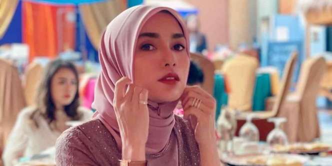 Berhijab, Ussy Sulistiawaty Tampak Anggun dengan Nuansa Pink