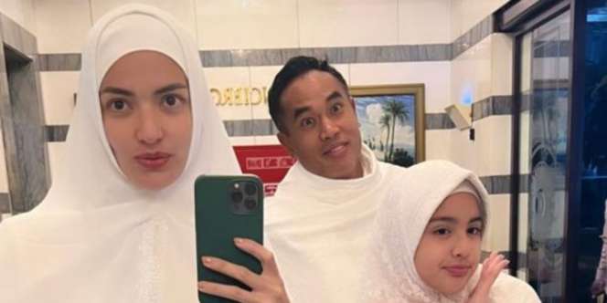 Bikin Adem, Potret Nia Ramadhani Berhijab Syar'i saat Umroh Bareng Keluarga Banjir Pujian