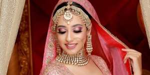 Aksi MUA Ratakan Warna Punggung Pengantin ala India Biar Putih Viral, Netizen: 'Serasa Nikah Sama 2 Orang yang Beda'