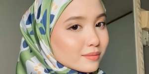Cara Mudah Dapatkan Look Stylish dengan Hijab Segitiga Satin