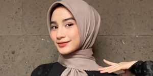 Coba Look Elegan dengan Hijab Segitiga Polos
