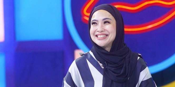 Potret Presenter Gosip Feni Rose Berhijab Usai Jalani Umroh, Bikin Pangling