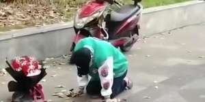 Pria Nekat Berlutut 21 Jam di Tengah Guyuran Hujan demi Bisa Balikan dengan Mantan, Begini Ending Kisah Cintanya