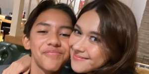 Tumbuh Jadi Remaja Ganteng, Intip 5 Potret Kedekatan Nana Mirdad Bareng Jason Putra Sulungnya