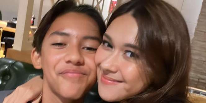 Tumbuh Jadi Remaja Ganteng, Intip 5 Potret Kedekatan Nana Mirdad Bareng Jason Putra Sulungnya