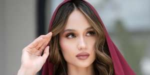 Cinta Laura Pakai Pashmina dan Jumpsuit, Disebut Bak Barbie Soleha