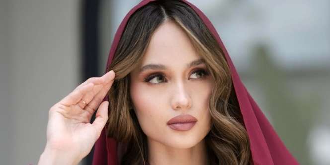 Cinta Laura Pakai Pashmina dan Jumpsuit, Disebut Bak Barbie Soleha