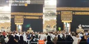 Masya Allah! Jemaah Umroh Indonesia Lihat Pintu Ka’bah Terbuka