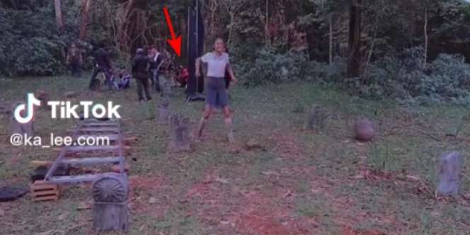 Behind the Scene Syuting Adegan Jatuh ke Dalam Liang Kubur di Film Horor, Muncul 'Penampakan' Sosok Merah di Antara Kru