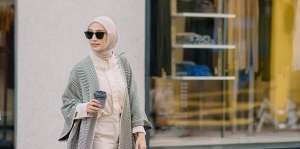 Outfit Layering Nyaman Bernuansa Beige Mega Iskanti di Seoul