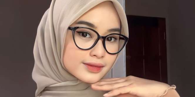 Coba Hijab Segi Empat Polos dengan Style Manis