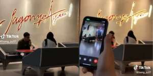 Viral Momen Nyesek Cowok Pergoki Pacarnya Selingkuh di Kafe, Ngakunya Kerja Kelompok