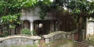 10 Potret Rumah Bak Istana Milik Artis yang Terbengkalai 20 Tahun, Tersisa Puing-Puing Kemegahannya