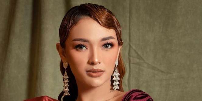 Tampil Kasual tapi Mahal, Zaskia Gotik Pilih Alas Kaki Rp11 Juta