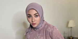 Pilihan Outfit Memikat Margin Wieheerm dengan Nuansa Earth Tone