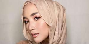 Stunning, Smokey Glamour Makeup di Wajah Erica Putri 