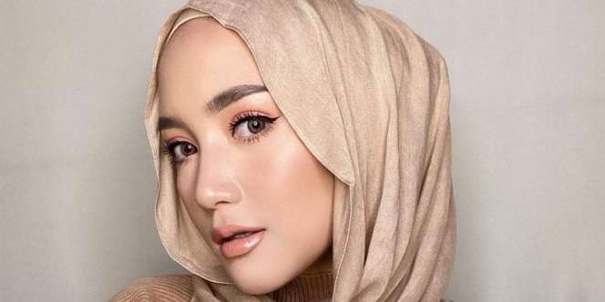 Stunning, Smokey Glamour Makeup di Wajah Erica Putri 