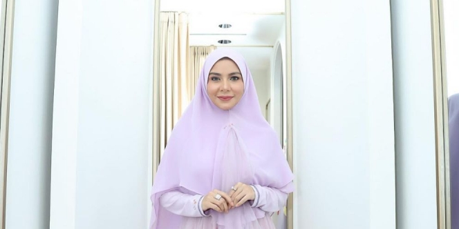 Pakai Pants Green Neon, Look Meisya Siregar Lebih Muda dan Fresh