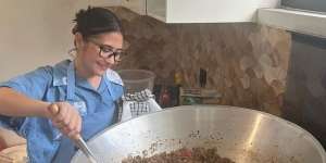 Masya Allah, Prilly Latuconsina Masak 300 Porsi Makanan untuk Anak Yatim Piatu