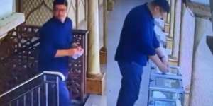 Pria Penempel Stiker QRIS di Masjid yang Viral Akhirnya Muncul dan Minta Maaf, Siap Ganti Rugi