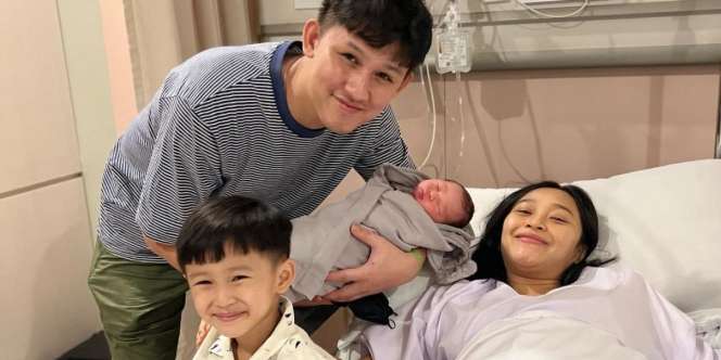 5 Potret Rinni Wulandari Melahirkan Anak Kedua, Wajah Baby Jadi Sorotan