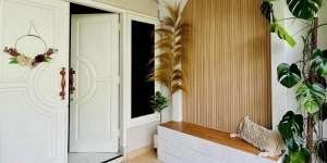 Teras Dihias dengan Wall Panel Jadi Spot Estetik ala Kafe