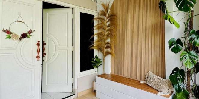 Teras Dihias dengan Wall Panel Jadi Spot Estetik ala Kafe