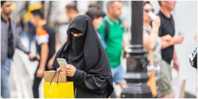 Bagaimana Hukum Perempuan Bercadar yang Posting Foto di Medsos?