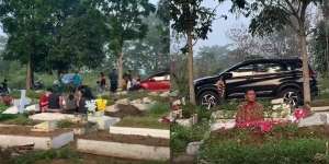 Momen Haru Suami Ziarah ke Makam Istri Sendirian Tanpa Ditemani Keluarga: Tatapan Mata Kosong, Ekspresinya Sedih Banget