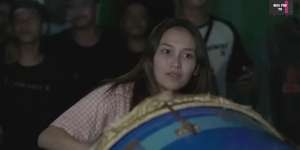 Masih Pakai Baju Tidur, Potret Ayu Ting Ting Keliling Kampung Bangunin Warga Sahur