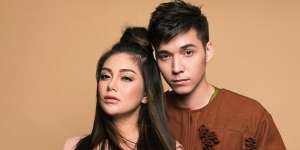 8 Potret Artis Ganteng Nikahi Janda Banyak Anak, Aktor Terakhir Dituding Cuma Incar Harta 