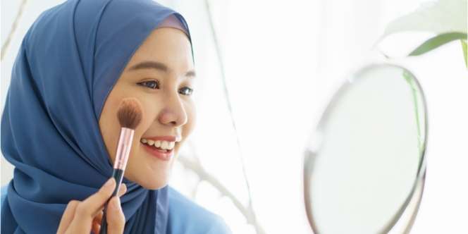 Cegah Makeup Cakey dengan Teknik Bloating Sebelum Memperbaiki Riasan