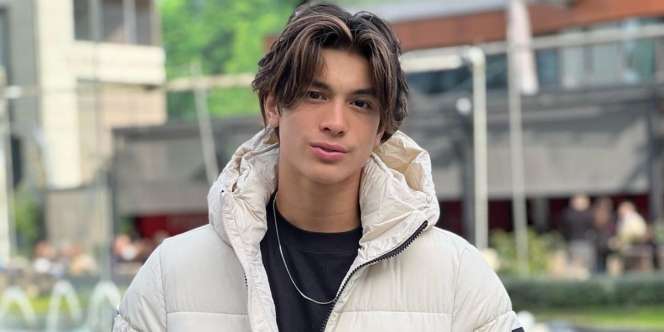 Ganteng Banget! Begini 5 Potret Anak Maudy Koesnandi yang Tumbuh Jadi Remaja