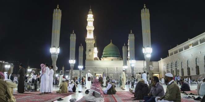 Jadwal Buka Puasa 12 April 2023 dan 8 Adab Itikaf Menurut Imam Al Ghazali