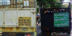 Deretan Tulisan Lucu di Bak Truk Barang yang Bikin Senyum-senyum Sendiri