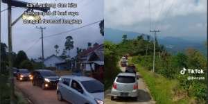 Momen Keluarga Mudik Pakai Mobil Beriringan Ini Bikin Haru, Kampung Sepi Jadi Ramai