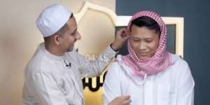 Wajah Pasrah Komika Boris Bokir Didandani Habib Jafar Pakai Sorban, Siap Login?
