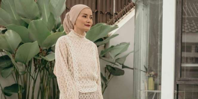 Dhatu Rembulan Padukan Turban dan Dress Bernuansa Vintage