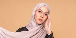 Cara Tepat Isi Alis Renggang dengan Brow Pencil