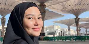 Style Bercadar Dara Arafah Saat Umroh Ramadan, Auranya Memancar