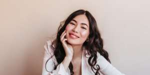 Tampil Manis dengan Gaya Rambut Wavy ala Wanita Korea