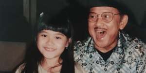 Ingat Bocah yang Foto Bareng BJ Habibie? Kini Jadi Artis Cantik dan Terkenal, Lihat Potretnya Sekarang